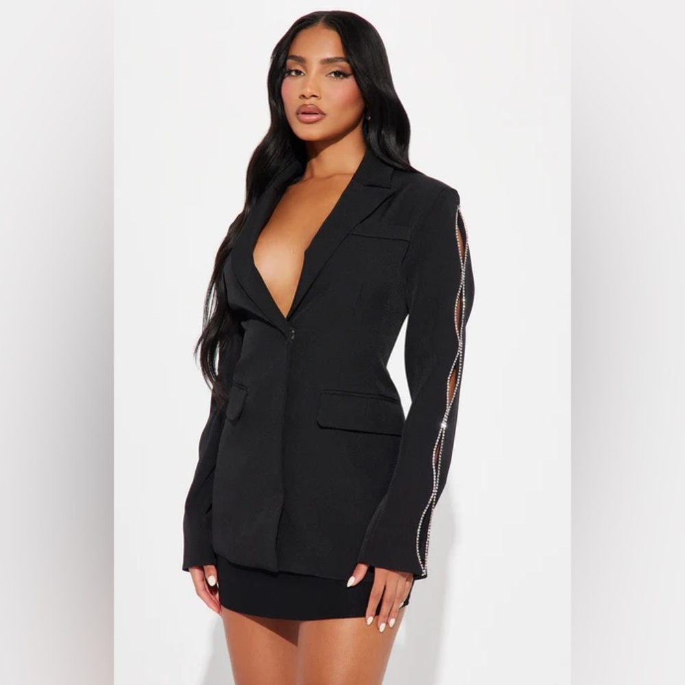Elegant Black Women's Blazer with Sleeve Detail